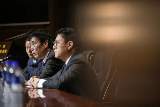 黄蓉被两个老头吃奶到流水